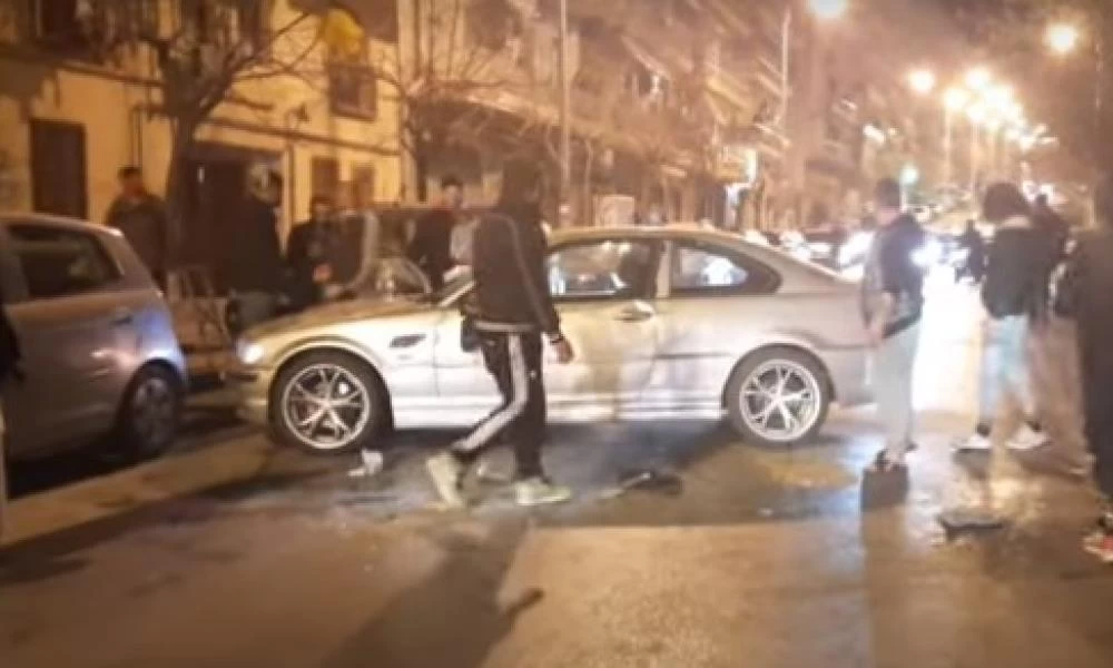 Νεαρή εγκατέλειψε το αυτοκίνητο της στην μέση του δρόμου μετά από ατύχημα